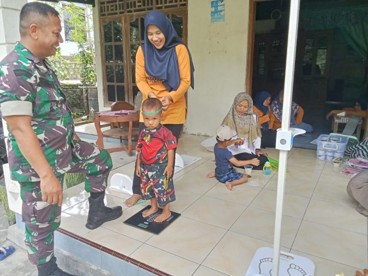Babinsa Simo Aktif Dampingi Posyandu untuk Tingkatkan Kesehatan Ibu dan Anak
