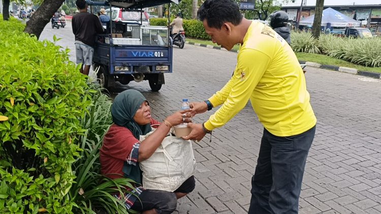 DPC FRN Kabupaten Tangerang Bagikan 200 Takjil di Bulan Ramadan