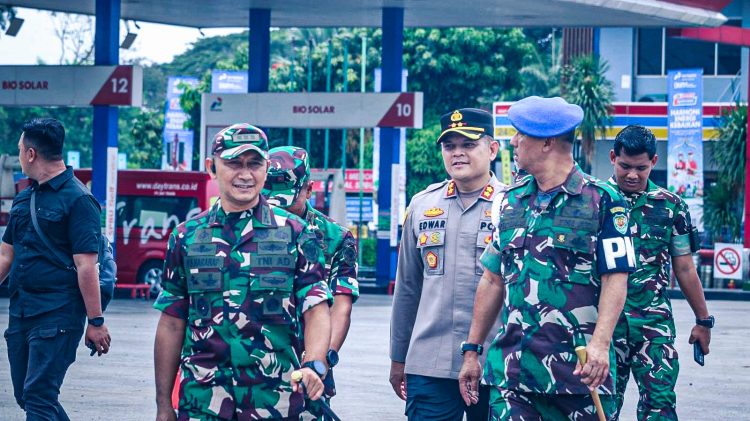 Panglima TNI dan Kapolri Tinjau Arus Mudik di Rest Area KM 57 Cikampek