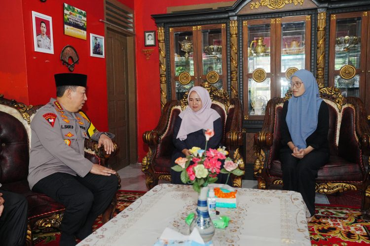 Kapolri Kunjungi Keluarga AKP Anumerta Lusiyanto, Sampaikan Belasungkawa 