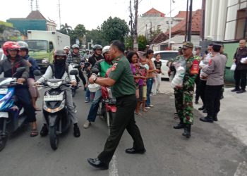 Koramil 03 Serengan, Polsek, dan FKPPI Bagikan 100 Takjil kepada Warga