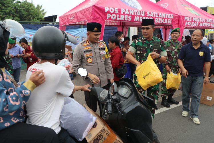 Dandim 0509 dan Kapolres Metro Bekasi Tinjau Posko Mudik, Bagikan Takjil kepada Pemudik