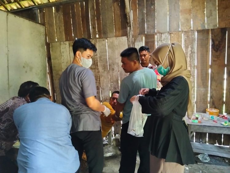 Babinsa Juwangi Bersama Tim Medis Evakuasi ODGJ di Desa Pilangrejo