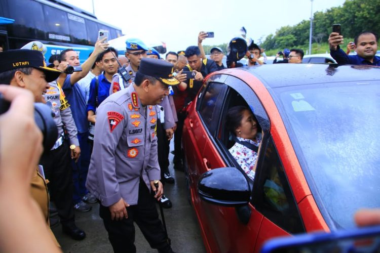 Kapolri Tinjau Arus Mudik di Tol Kalikangkung, Imbau Pemudik Utamakan Keselamatan