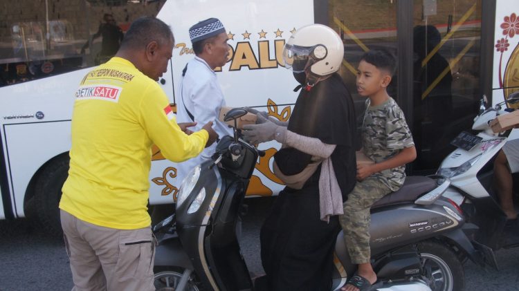 FRN Sulteng Berbagi Takjil di Palu, Dukung Operasi Ketupat 2024