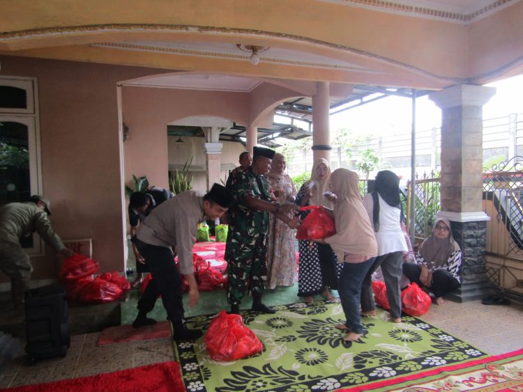 Babinsa Dampingi Pembagian 220 Paket Sembako Zakat Mal di Cikarang Selatan