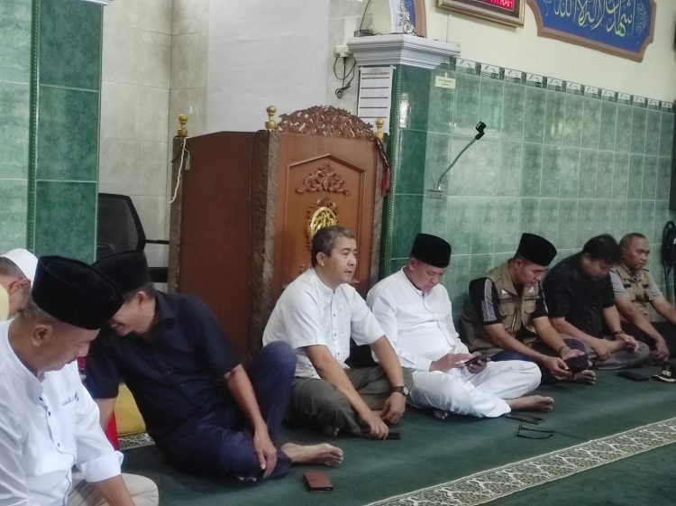 Wali Kota Bekasi Serahkan Bantuan untuk Marbot Masjid