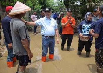 Tinjau Kampung Lebak Pasca Banjir, Bobihoe: Fokus Pembersihan dan Penanganan Jangka Panjang