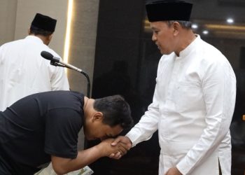 Wali Kota Bekasi Serahkan Ijazah Siswi yang Tertahan 10 Tahun