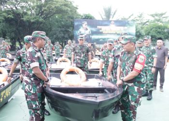 TNI Serahkan 70 Perahu untuk Antisipasi Banjir di Bekasi