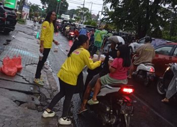 PW FRN Bali Bagikan 100 Takjil di Simpang Tohpati