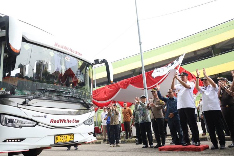 Wali Kota Bekasi Berangkatkan 684 Peserta Mudik Gratis 2025
