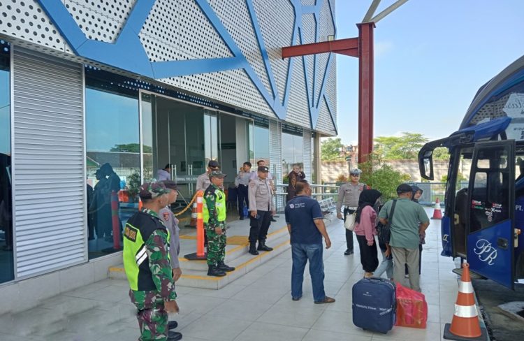 TNI-Polri Perkuat Pengamanan Mudik di Terminal Patria Blitar