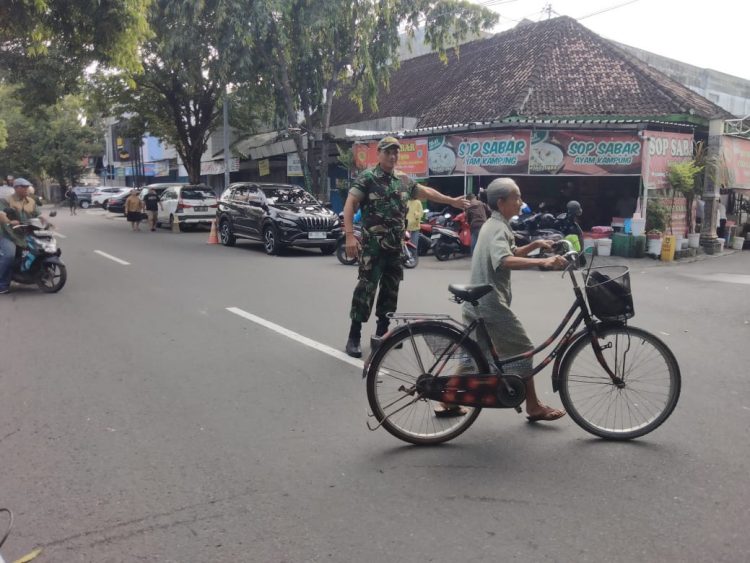 TNI Amankan Ibadah Minggu di Gereja Joyodiningratan Surakarta