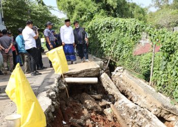 Jalan Longsor di Jatiasih, Wali Kota Bekasi Tinjau dan Instruksikan Perbaikan