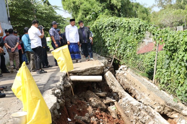 Jalan Longsor di Jatiasih, Wali Kota Bekasi Tinjau dan Instruksikan Perbaikan