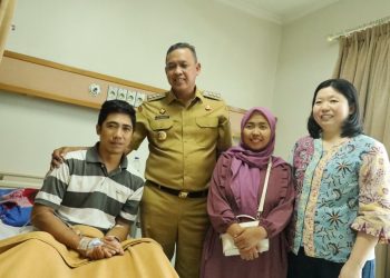 Tri Adhianto Jenguk Satpam Korban Penganiayaan di RS Mitra Keluarga