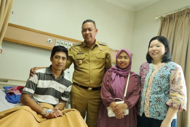 Tri Adhianto Jenguk Satpam Korban Penganiayaan di RS Mitra Keluarga