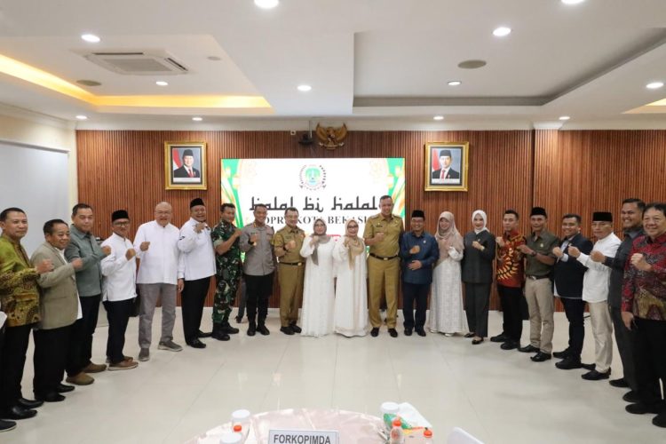 Wali Kota dan Wawali Hadiri Halal Bihalal di DPRD Kota Bekasi