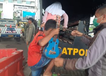 Satpol PP Bekasi Tertibkan Delapan Pengamen di Jalan Protokol