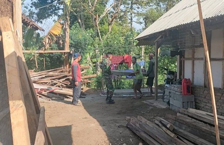 Babinsa Bantu Renovasi Rumah Warga Tak Mampu di Blitar