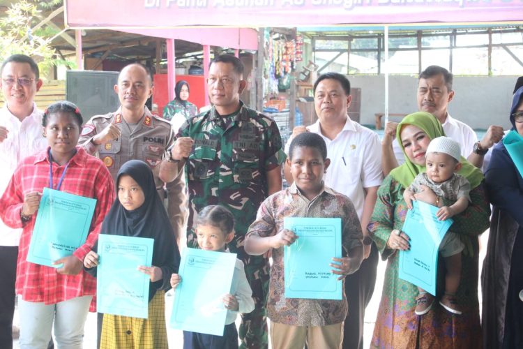 Korem 051 Wijayakarta dan Disdukcapil Bekasi Serahkan Akta Kelahiran untuk Anak Panti