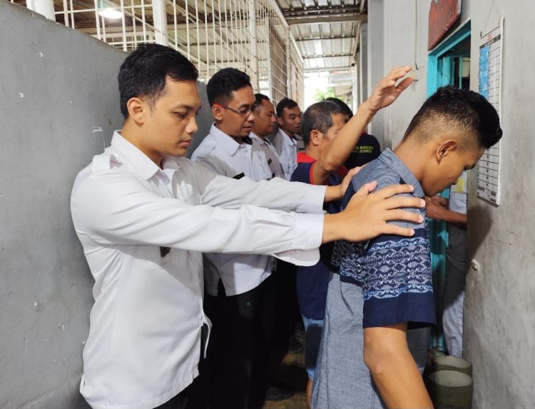 Wujudkan Zero Halinar, Kalapas Jember Pimpin Razia Kamar WBP