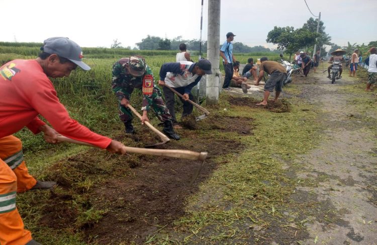 Eratkan Kebersamaan Warga, Babinsa Kaweron Gotong Royong Bersihkan Lingkungan