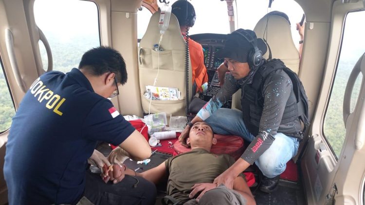 Personel Satgas AB Moskona 2025 Dievakuasi Darurat akibat Sengatan Lebah di Tengah Misi Pencarian