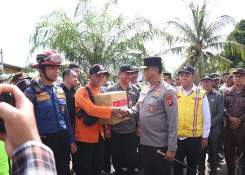 Kapolda Kalteng Tinjau Banjir dan Salurkan Bantuan di Barsel