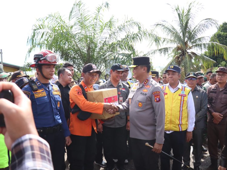Kapolda Kalteng Tinjau Banjir dan Salurkan Bantuan di Barsel