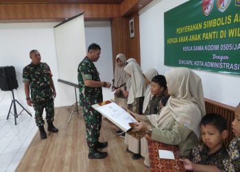 Kodim 0505 JT dan Dukcapil Serahkan Akta Lahir ke Anak Panti