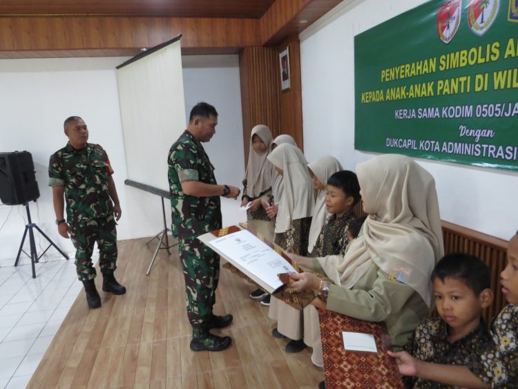 Kodim 0505 JT dan Dukcapil Serahkan Akta Lahir ke Anak Panti