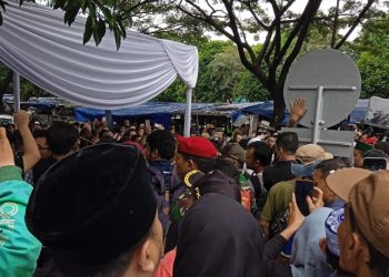 Titiek Puspa Dimakamkan, Ribuan Warga Iringi dengan Haru