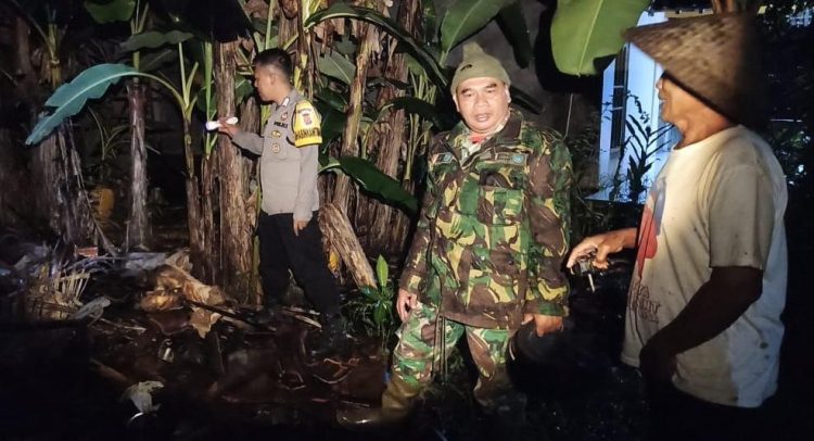 Polsek Lakbok Bersama Warga Bantu Korban Rumah Roboh di Kalapasawit