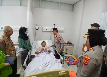 Kapolda Jabar Jenguk Korban Longsor Gunung Kuda