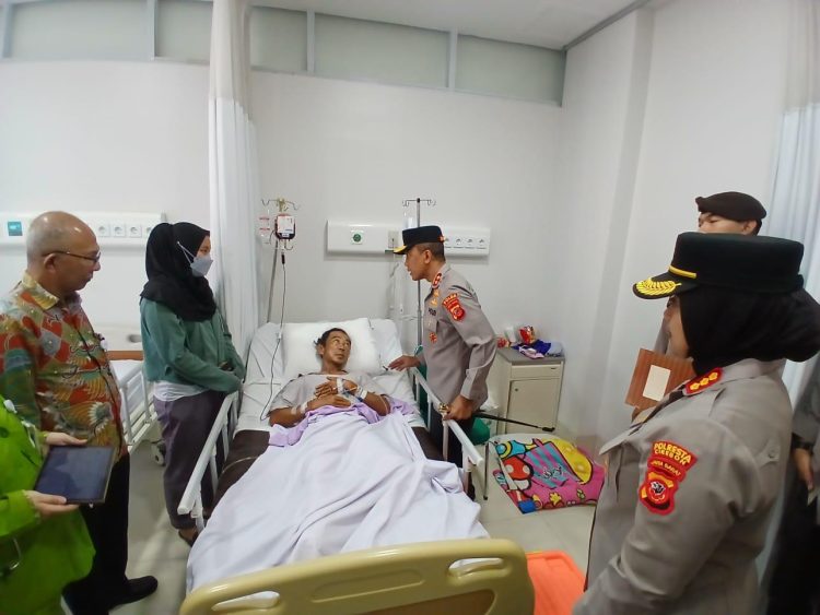 Kapolda Jabar Jenguk Korban Longsor Gunung Kuda