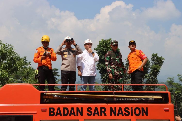 Tim DVI Polda Jabar Ambil Sampel DNA Keluarga Korban Longsor Gunung Kuda