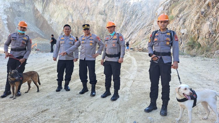 Tim K9 Polda Jabar Diterjunkan Bantu Evakuasi Korban Longsor Gunung Kuda