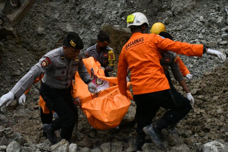 Polisi Identifikasi Korban Longsor Gunung Kuda