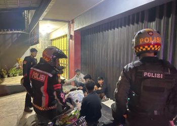 Polisi Ciamis Sita Puluhan Botol Miras Saat Patroli