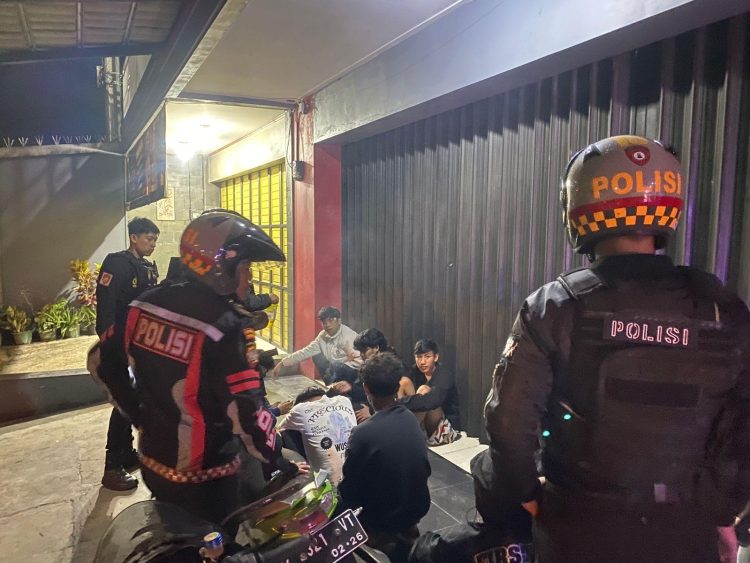 Polisi Ciamis Sita Puluhan Botol Miras Saat Patroli