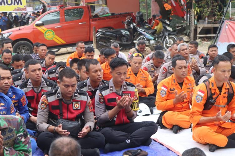 Polisi Gelar Doa Bersama di Lokasi Longsor Gunung Kuda Cipanas