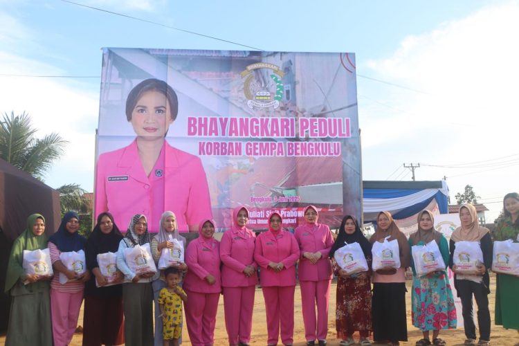 Kapolda Bengkulu dan Ketua Bhayangkari Salurkan Bantuan Kemanusiaan untuk Korban Gempa