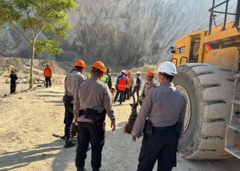 Tim Gabungan Terus Lakukan Evakuasi Korban Longsor di Gunung Kuda Cirebon