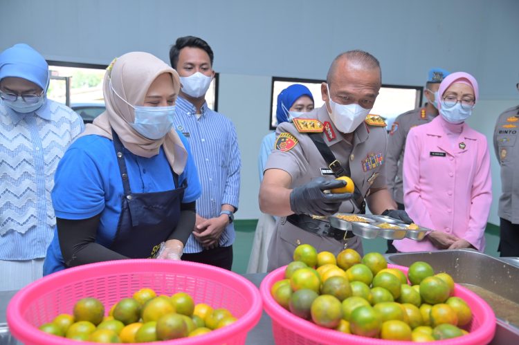 Kapolda Jabar dan Ketua Bhayangkari Tinjau SPPG di Aspol Sukamiskin