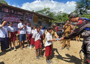 Polri Tembus Medan Terjal, Bawa Misi Sosial ke Sekolah Terpencil di Parigi Moutong