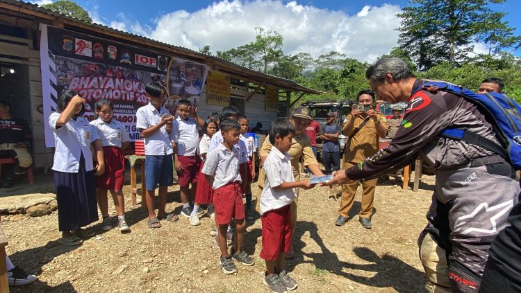 Polri Tembus Medan Terjal, Bawa Misi Sosial ke Sekolah Terpencil di Parigi Moutong