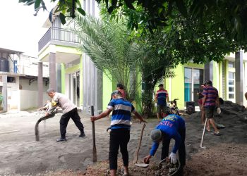 Gotong Royong Warga RT 04 RW 02: Pemasangan Konblok di Masjid Raya Ar Rahman Demi Kenyamanan Jemaah