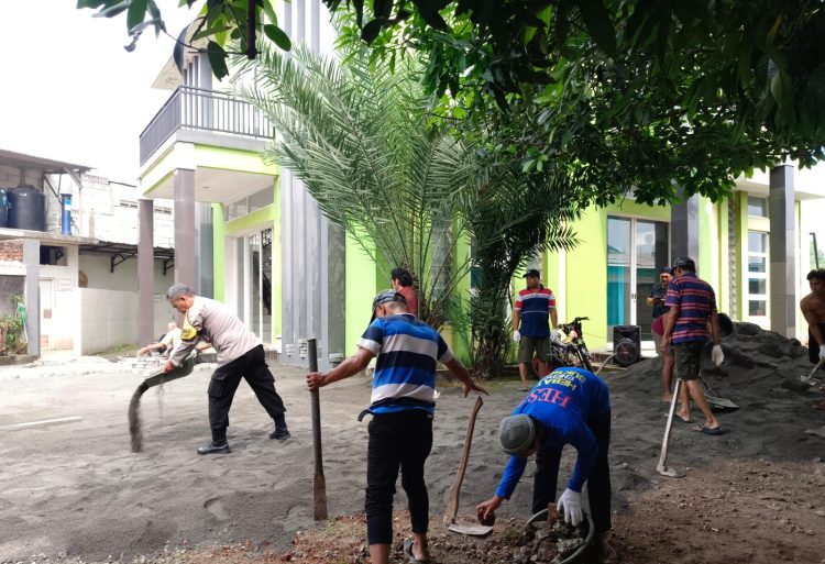 Gotong Royong Warga RT 04 RW 02: Pemasangan Konblok di Masjid Raya Ar Rahman Demi Kenyamanan Jemaah